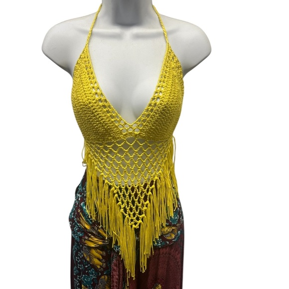 Tops - S/M.     NWT.     Yellow  Halter Top.  LG/GR/GR.